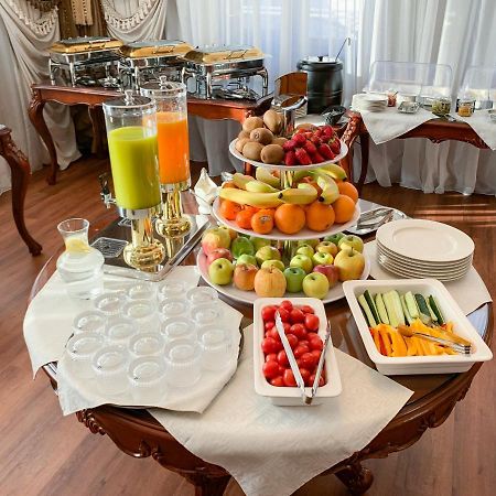 Gregory Boutique Hotel צ'יסינאו מראה חיצוני תמונה A buffet at a hotel
