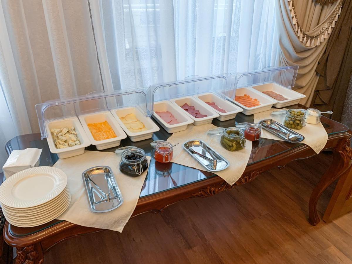 Gregory Boutique Hotel צ'יסינאו מראה חיצוני תמונה A buffet at a hotel