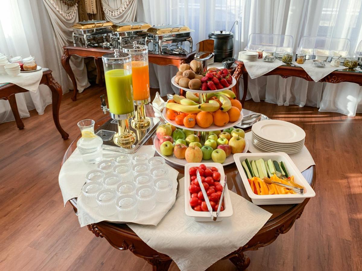 Gregory Boutique Hotel צ'יסינאו מראה חיצוני תמונה A buffet at a hotel