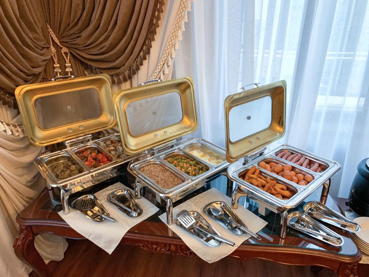 Gregory Boutique Hotel צ'יסינאו מראה חיצוני תמונה A selection of chafing dishes