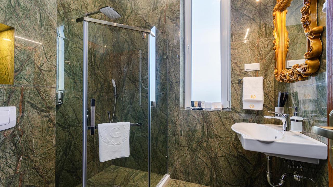 Gregory Boutique Hotel צ'יסינאו מראה חיצוני תמונה A shower enclosure