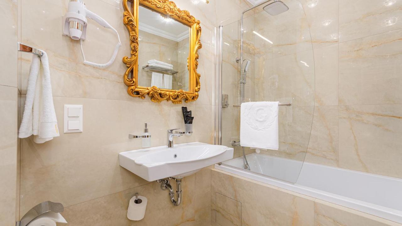 Gregory Boutique Hotel צ'יסינאו מראה חיצוני תמונה Bathroom with shower screen