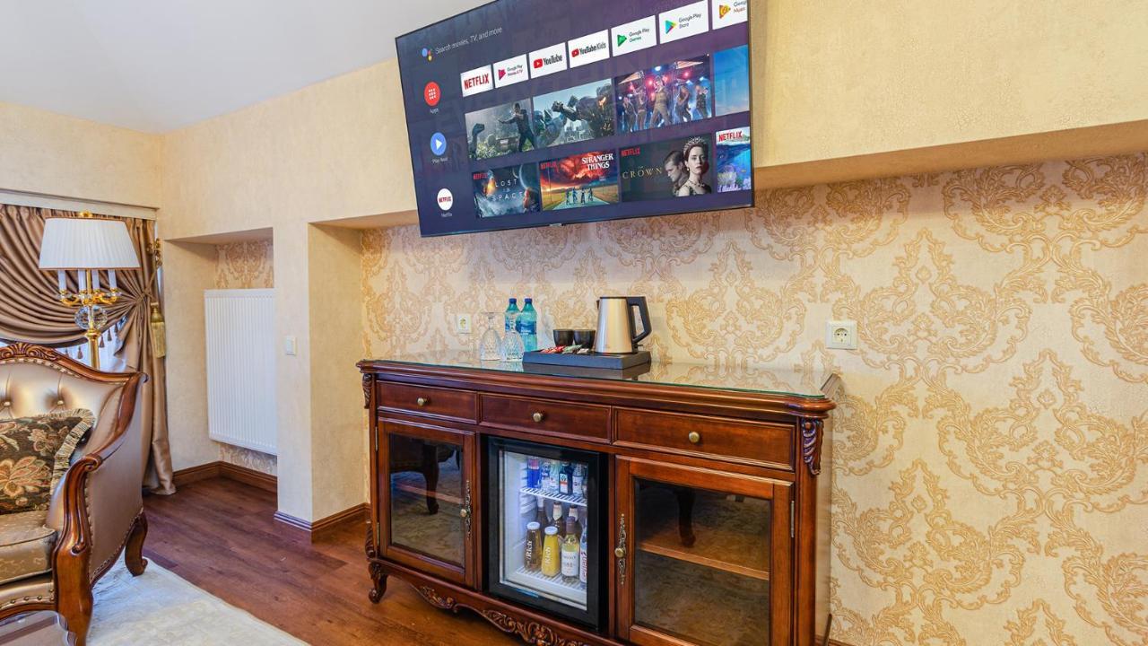 Gregory Boutique Hotel צ'יסינאו מראה חיצוני תמונה A television mounted on a wall