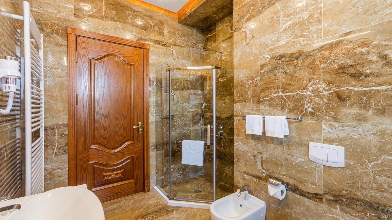 Gregory Boutique Hotel צ'יסינאו מראה חיצוני תמונה A shower enclosure