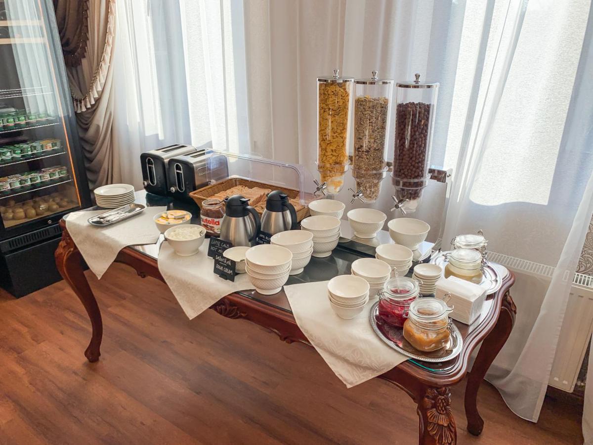 Gregory Boutique Hotel צ'יסינאו מראה חיצוני תמונה A breakfast buffet