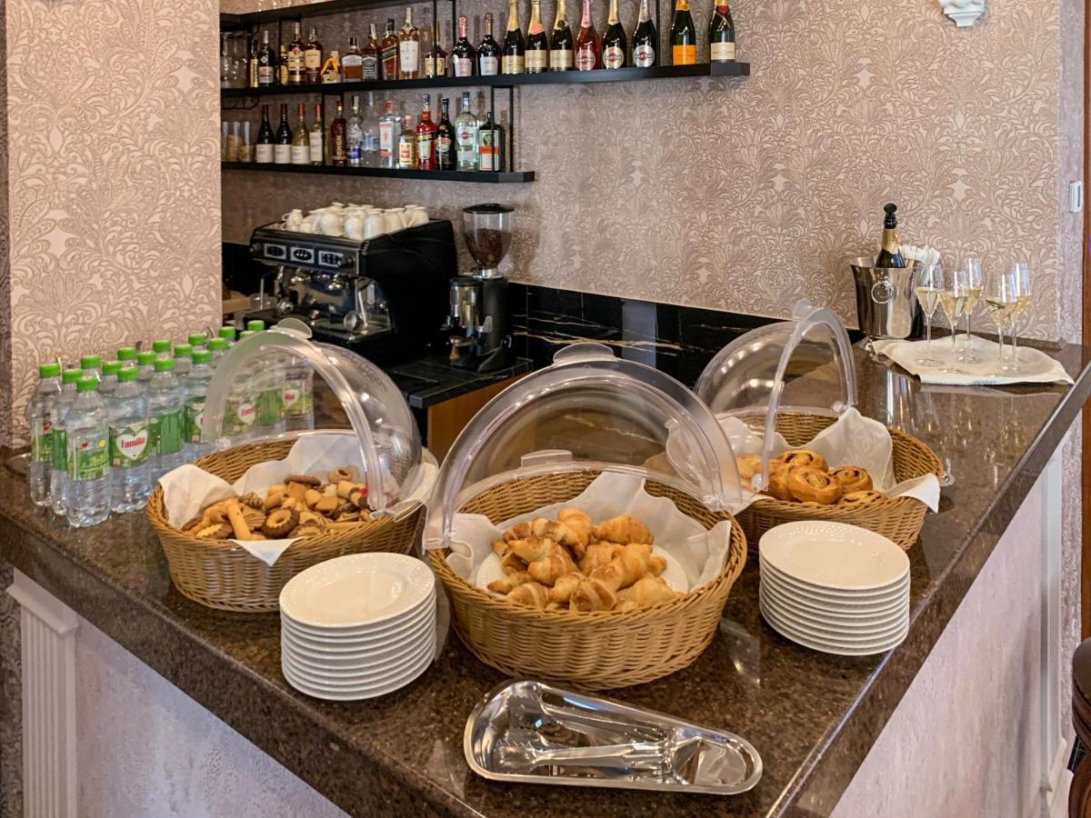 Gregory Boutique Hotel צ'יסינאו מראה חיצוני תמונה A buffet at a hotel