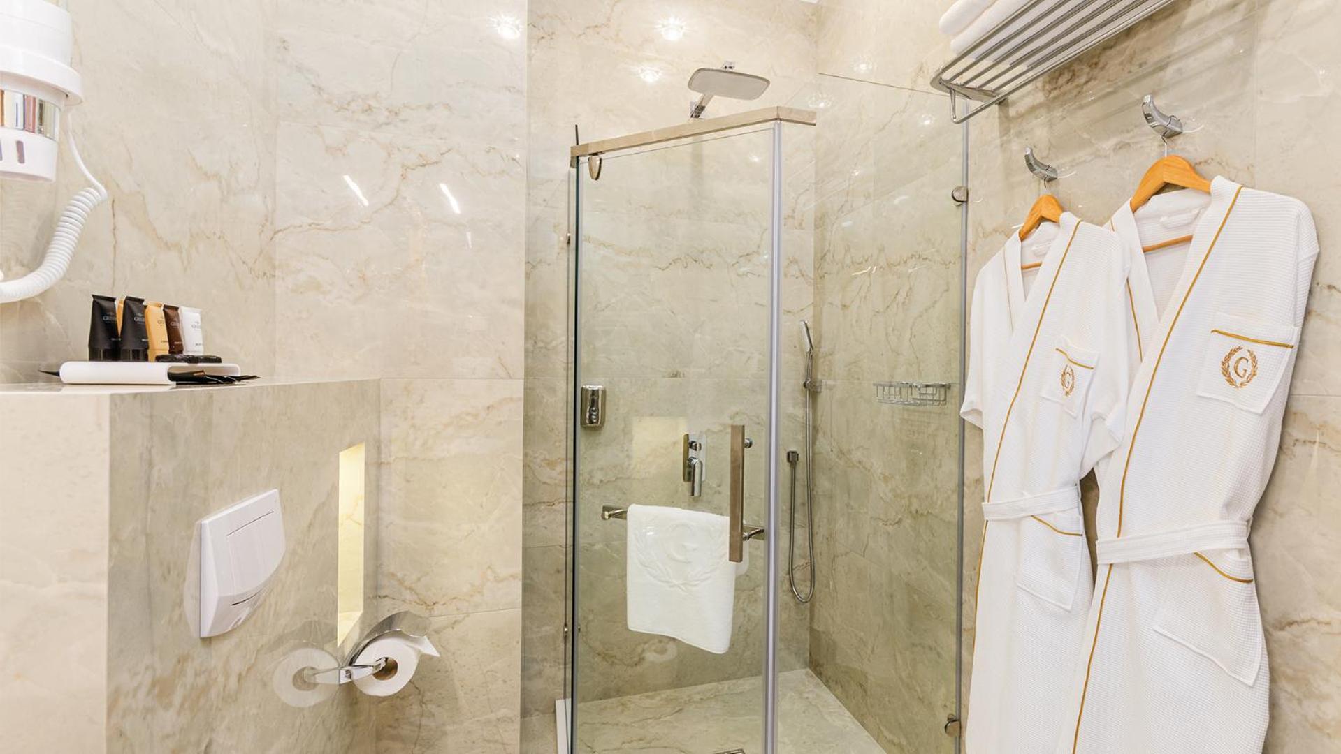 Gregory Boutique Hotel צ'יסינאו מראה חיצוני תמונה A shower with a sliding door
